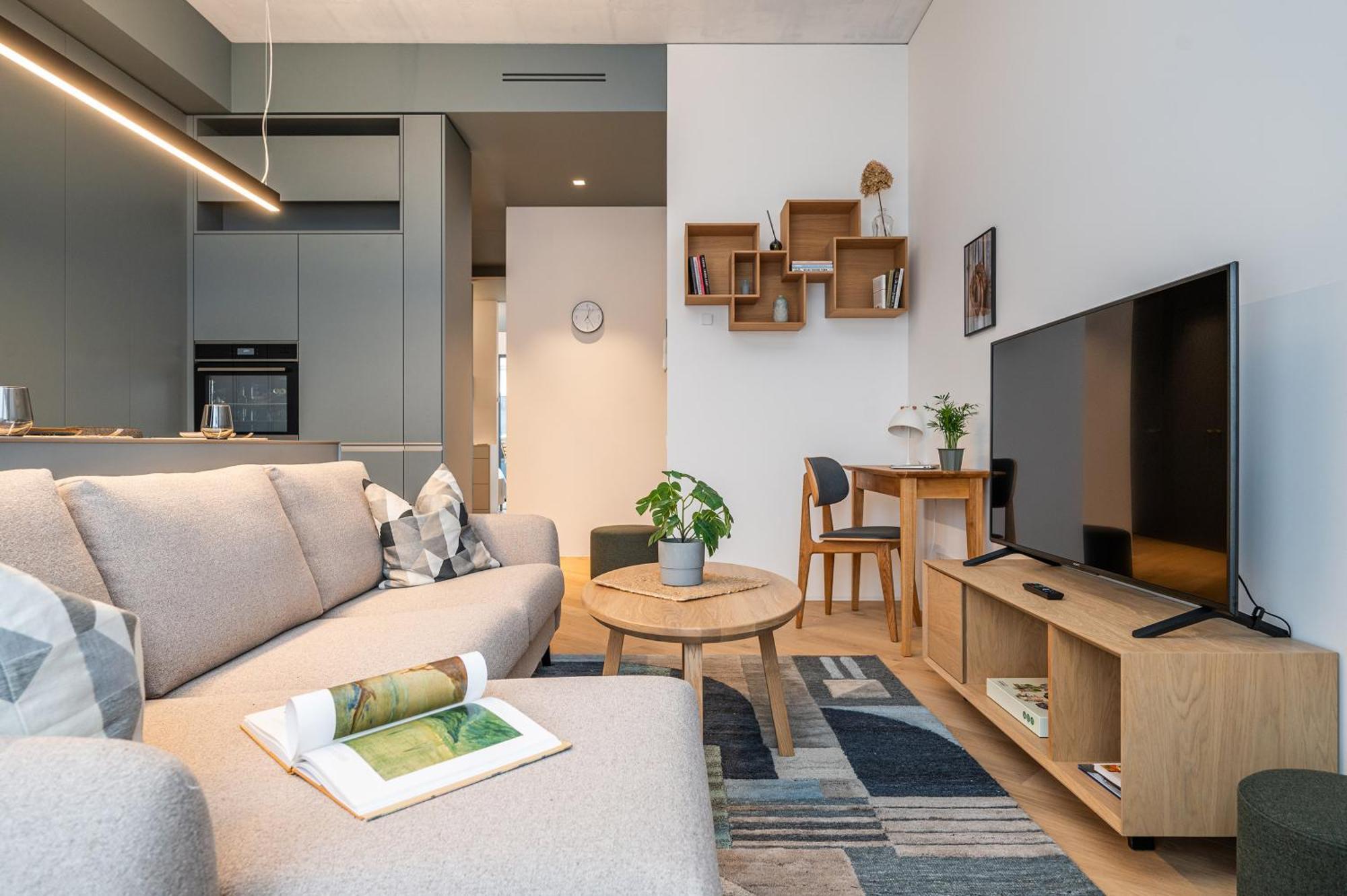 Cohost I Garage Parking Included, Spacious, Lovely W-balcony At Paupys Apartament *