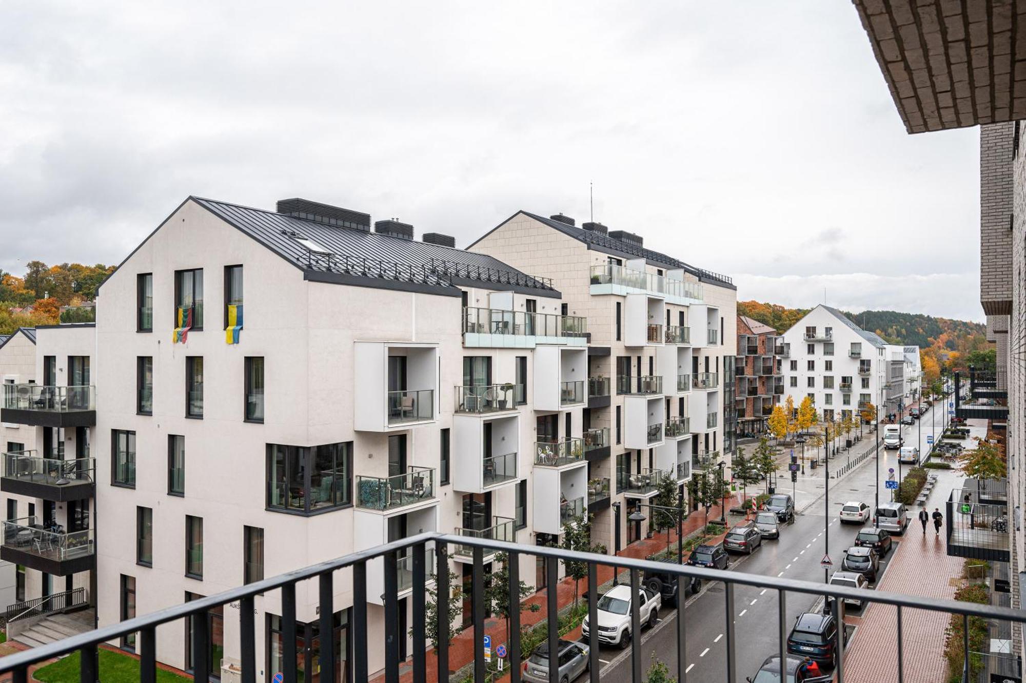 Cohost I Garage Parking Included, Spacious, Lovely W-balcony At Paupys Apartament